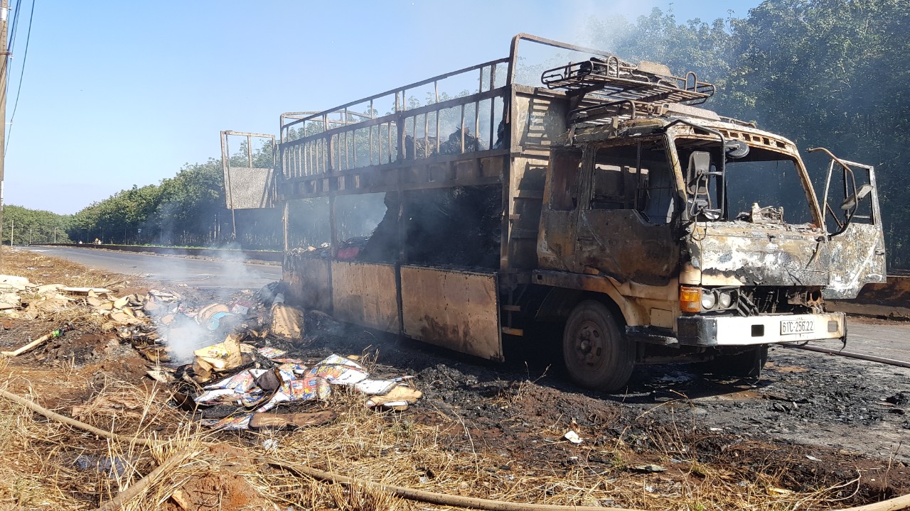 Bình Phước Xe tải bốc cháy khi đang lưu thông trên đường