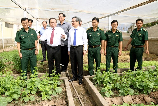Xây dựng lực lượng biên phòng ngày càng vững mạnh