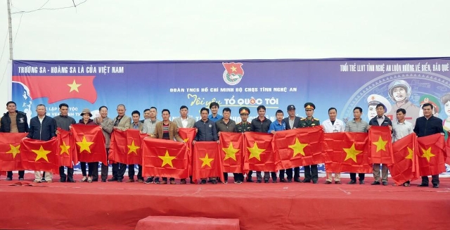 Chương trình “Tôi yêu tổ quốc tôi” tặng cờ cho ngư dân Nghệ An