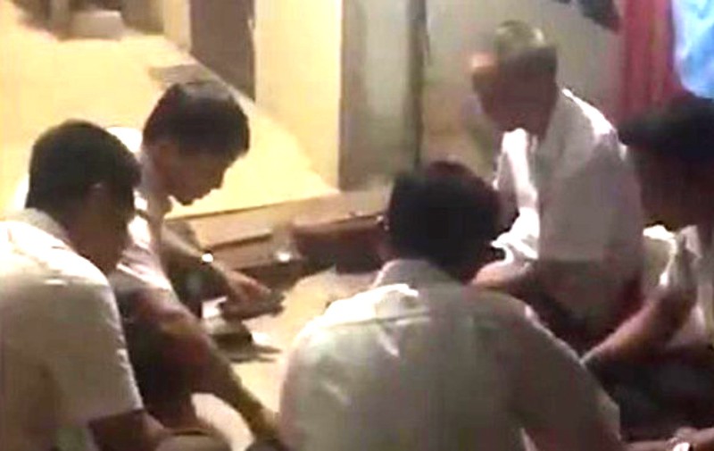 Bí thư, Phó Chủ tịch xã bị tạm đình chỉ vì đánh bài ở công sở