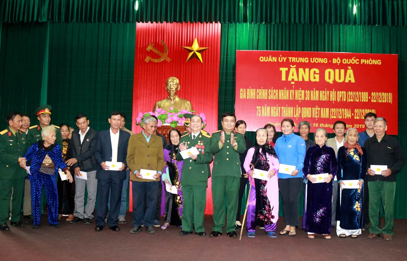 Quân ủy Trung ương, Bộ Quốc phòng thăm, tặng quà gia đình chính sách