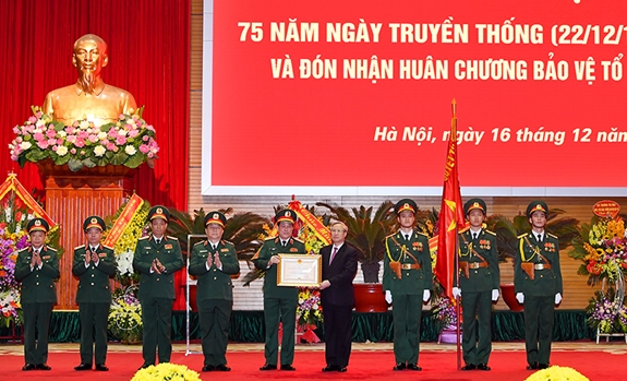 Tổng cục Chính trị đón nhận Huân chương Bảo vệ Tổ quốc hạng Nhất