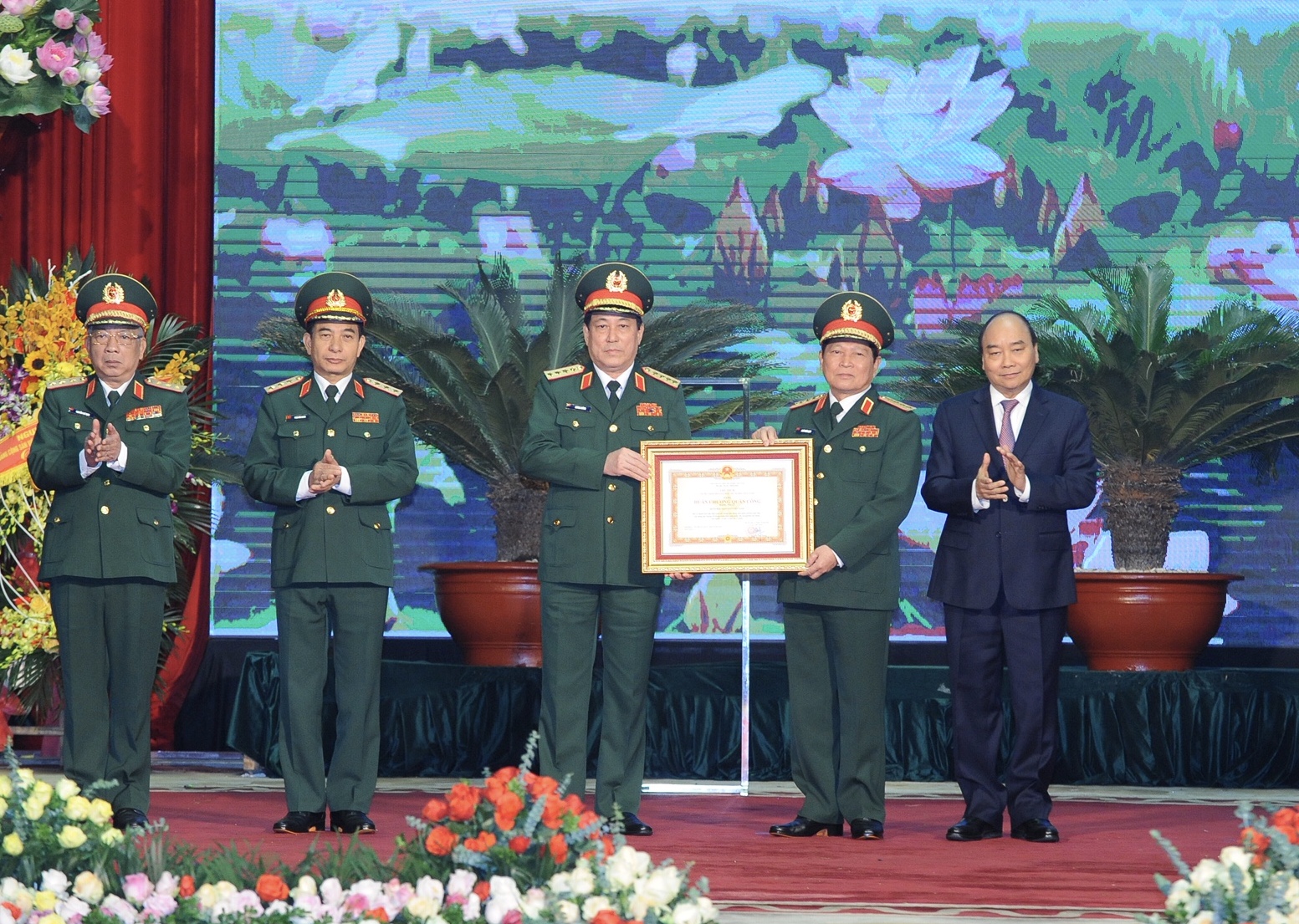 Xây dựng quân đội nhân dân cách mạng, chính quy, tinh nhuệ, từng bước hiện đại