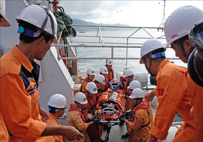 Đưa 1 thuyền viên Indonesia bị hôn mê trên biển về Nha Trang điều trị