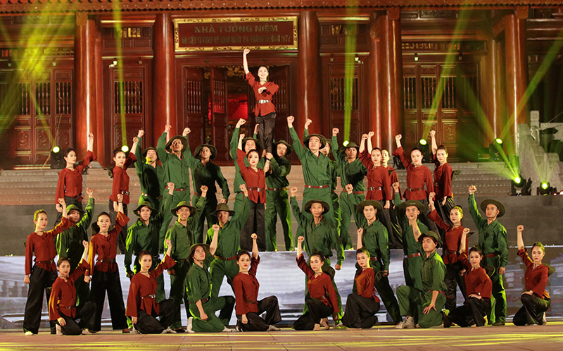 Tưởng niệm 60 liệt sĩ thanh niên xung phong hy sinh đêm Giáng sinh 1972