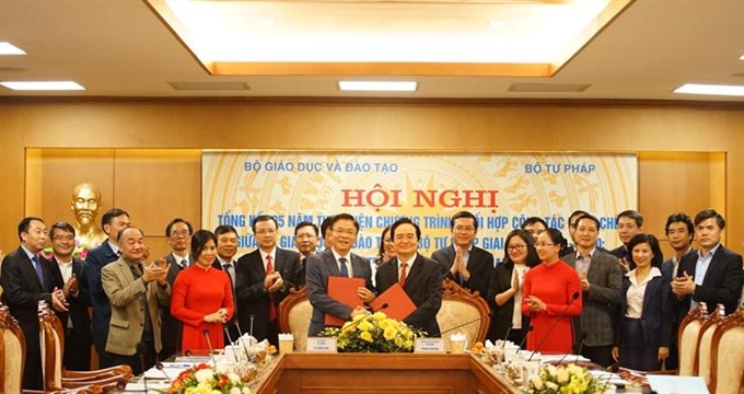 Bộ GD ĐT và Bộ Tư pháp ký kết chương trình phối hợp giai đoạn 2020-2025