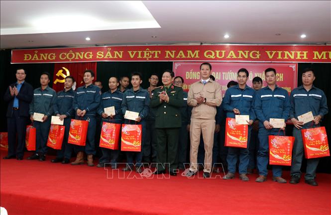 Đại tướng Ngô Xuân Lịch thăm, tặng quà, chúc Tết tỉnh Lào Cai