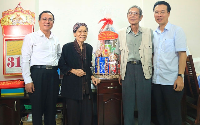 Đồng chí Võ Văn Thưởng thăm, chúc Tết gia đình nhạc sĩ Lư Nhất Vũ