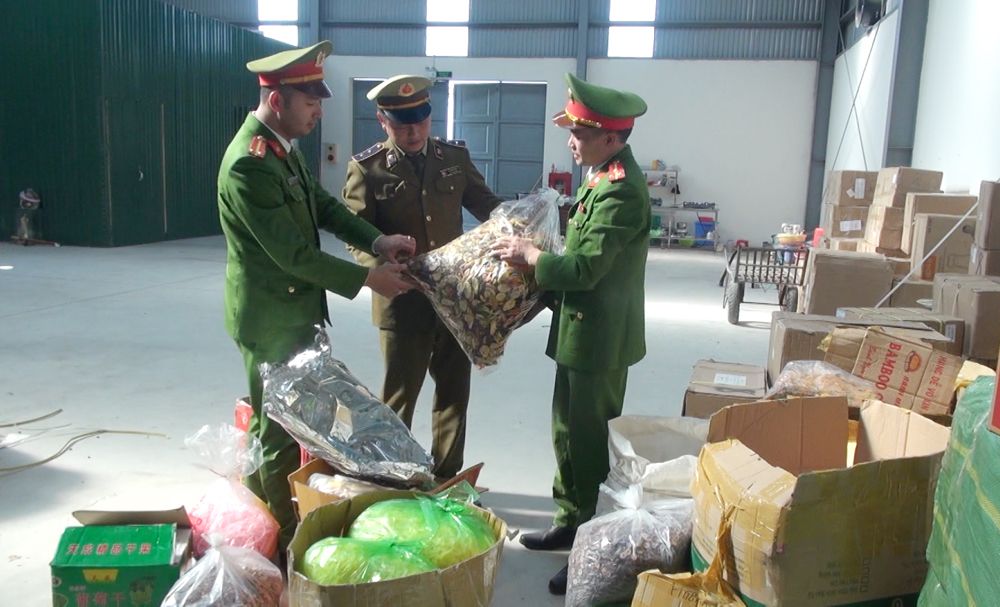 Bắt giữ hơn 1 tấn thực phẩm không rõ nguồn gốc xuất xứ

​