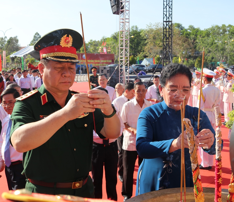 Dâng hương tưởng niệm 60 năm Chiến thắng Tua Hai