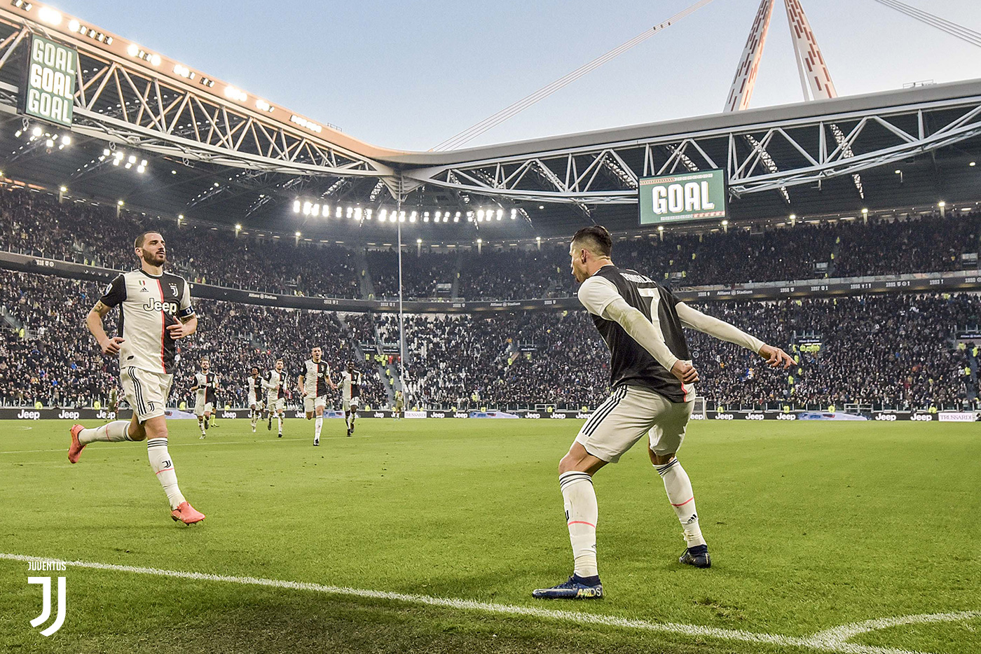 Ronaldo rực sáng, Juve đè bẹp Cagliari