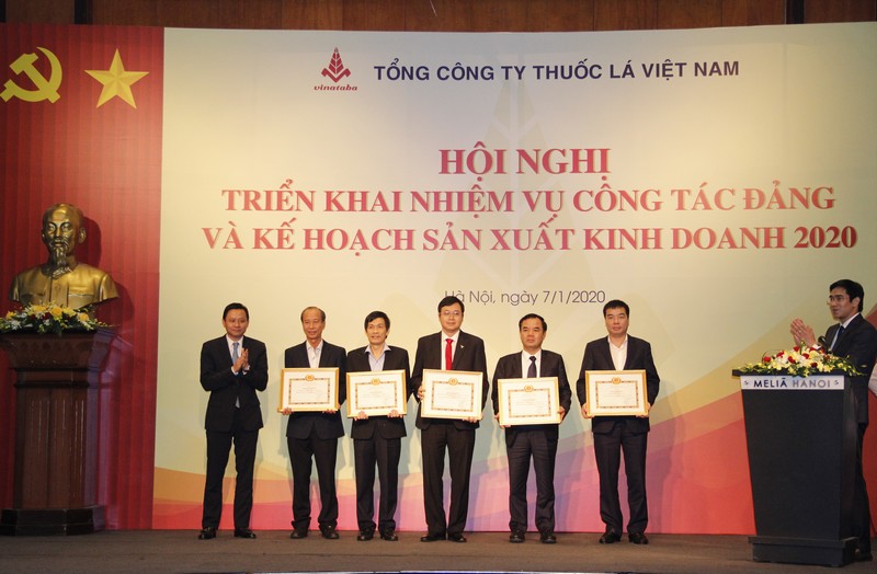 Gắn công tác xây dựng Đảng với thực hiện nhiệm vụ chính trị