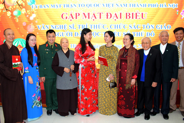 Gặp mặt đại biểu văn nghệ sĩ, trí thức, chức sắc tôn giáo, người dân tộc thiểu số Thủ đô