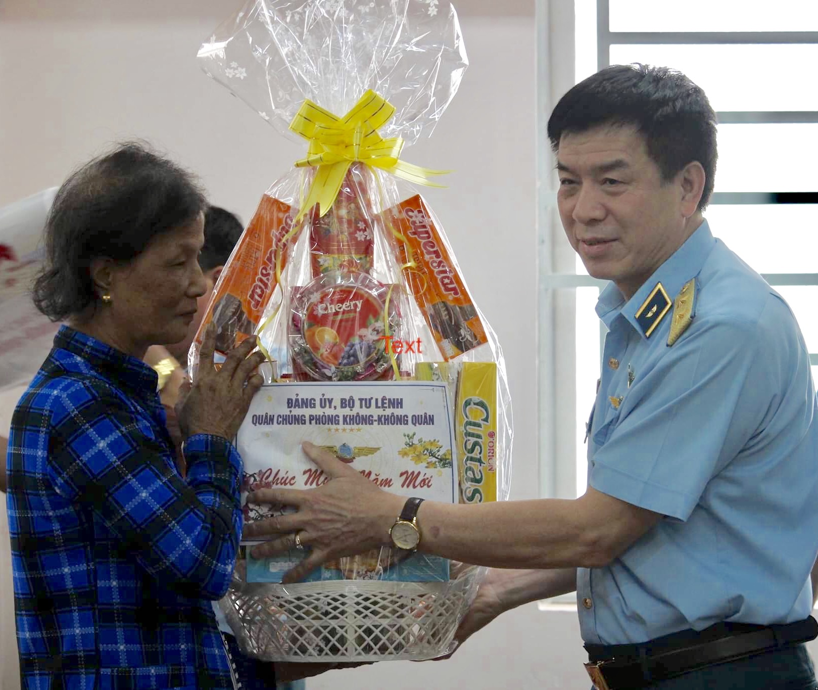 Quân chủng PK-KQ thăm và tặng quà các đối tượng chính sách tại TP Hồ Chí Minh