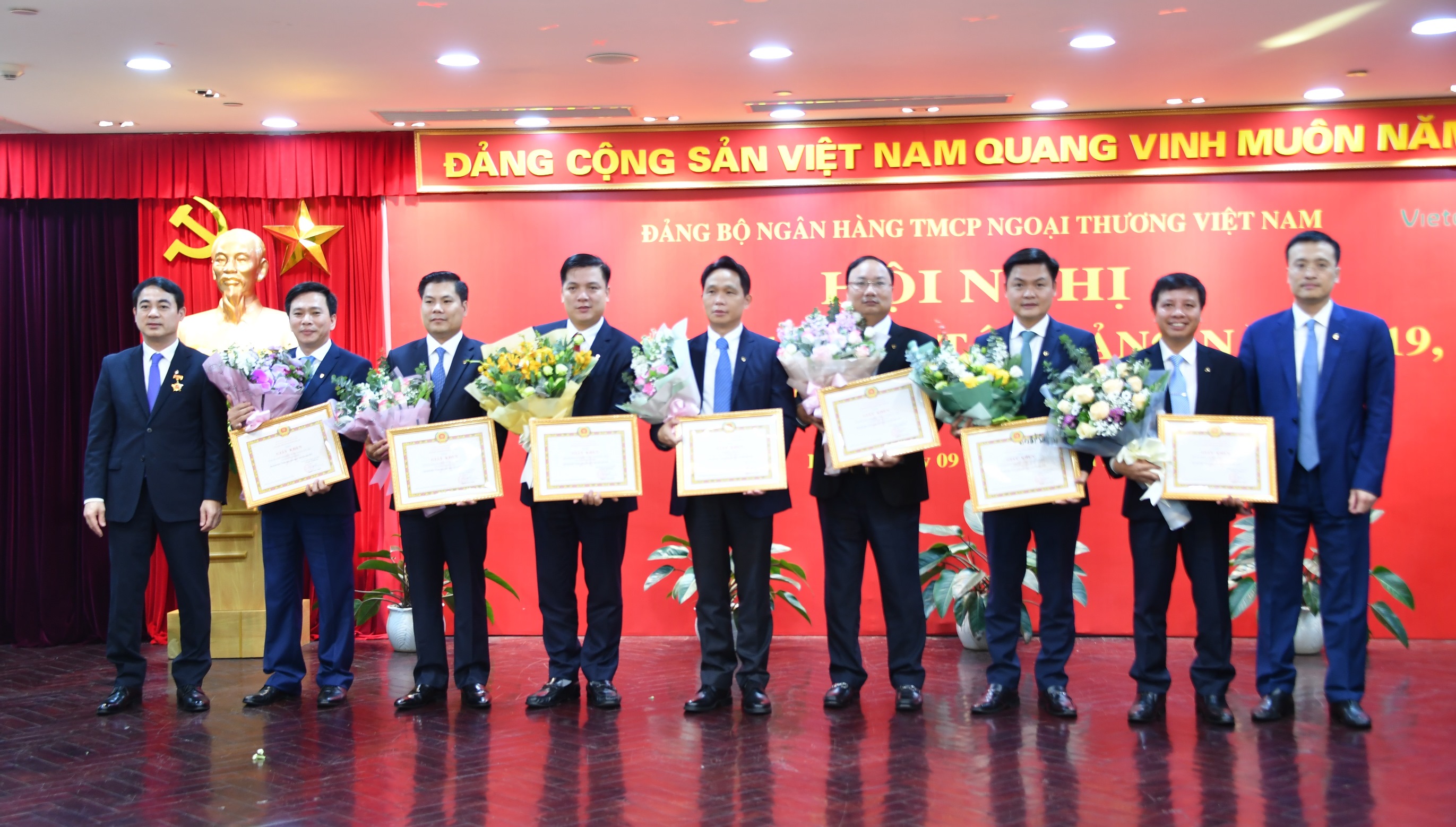 Gắn các phong trào thi đua, lao động giỏi với đẩy mạnh học tập và làm theo tấm gương đạo đức Hồ Chí Minh