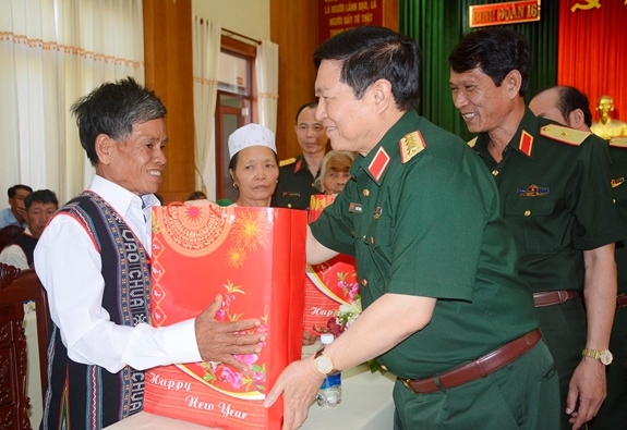 Bộ trưởng Bộ Quốc phòng thăm, tặng quà gia đình chính sách tại Bình Phước