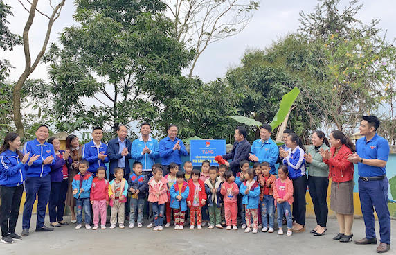 Đoàn tình nguyện của tuổi trẻ Thủ đô hỗ trợ cho người dân có hoàn cảnh khó khăn tại Mường Khương