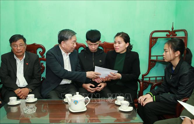 Bộ trưởng Tô Lâm thăm gia đình 3 cán bộ, chiến sỹ Công an hy sinh trong vụ việc tại Đồng Tâm