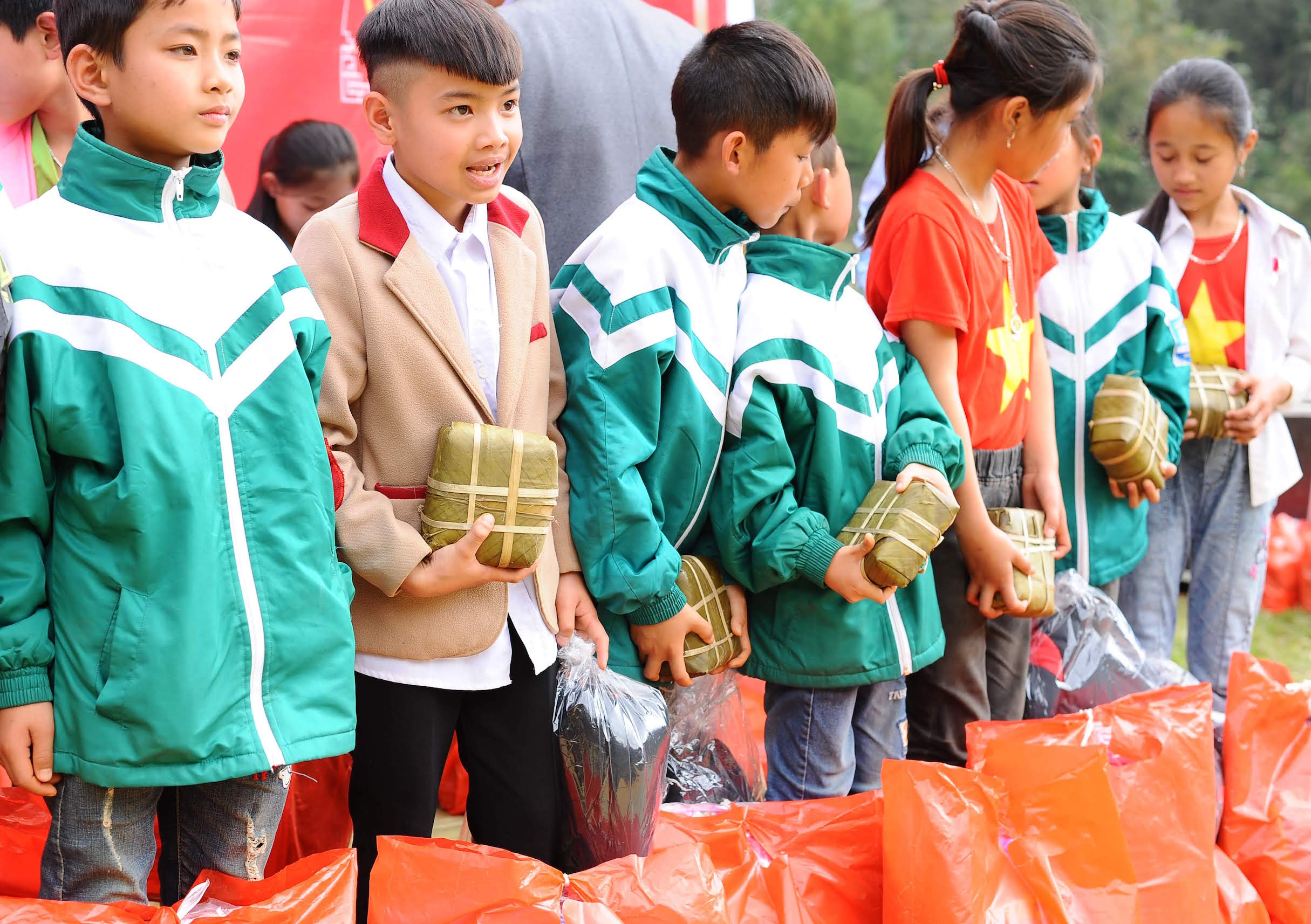 Tết sẻ chia - Tết yêu thương 2020 đến với trẻ em, đồng bào có hoàn cảnh khó khăn