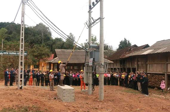 Sơn La Gần 330 hộ dân xã Chiềng Hặc được cấp điện lưới Quốc gia