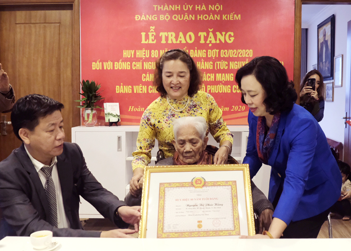 Lãnh đạo Thành phố Hà Nội trao Huy hiệu 80 năm tuổi đảng