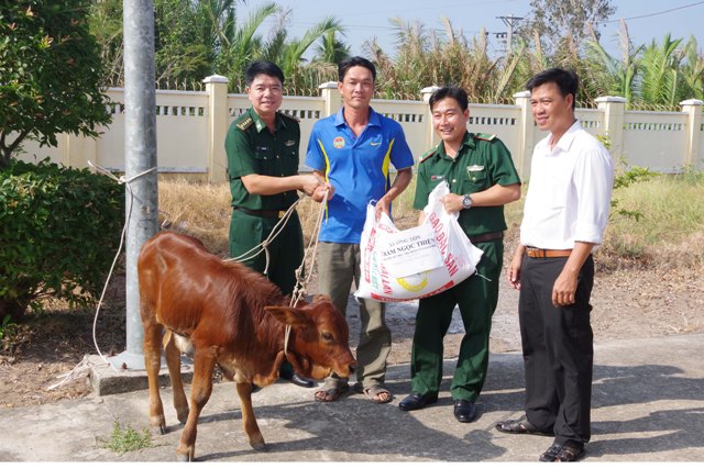 Tặng quà và bò giống cho hộ nghèo khu vực biên giới biển Sóc Trăng