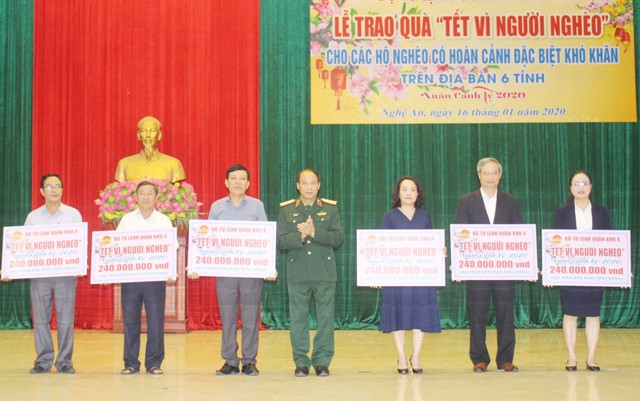 Quân khu 4 Tặng 1,44 tỷ đồng quà Tết cho 1 800 hộ nghèo