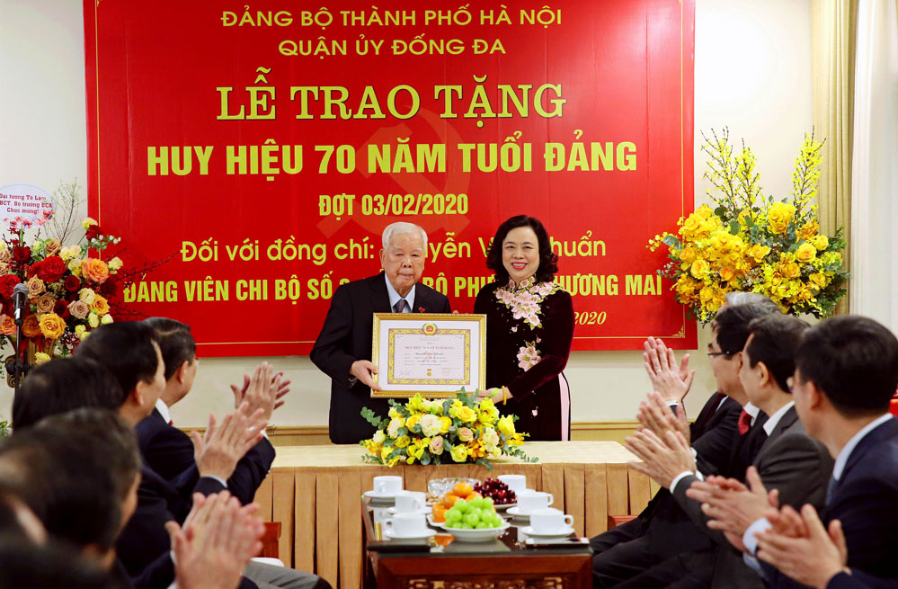 Hà Nội Trao Huy hiệu Đảng cho các đảng viên lão thành