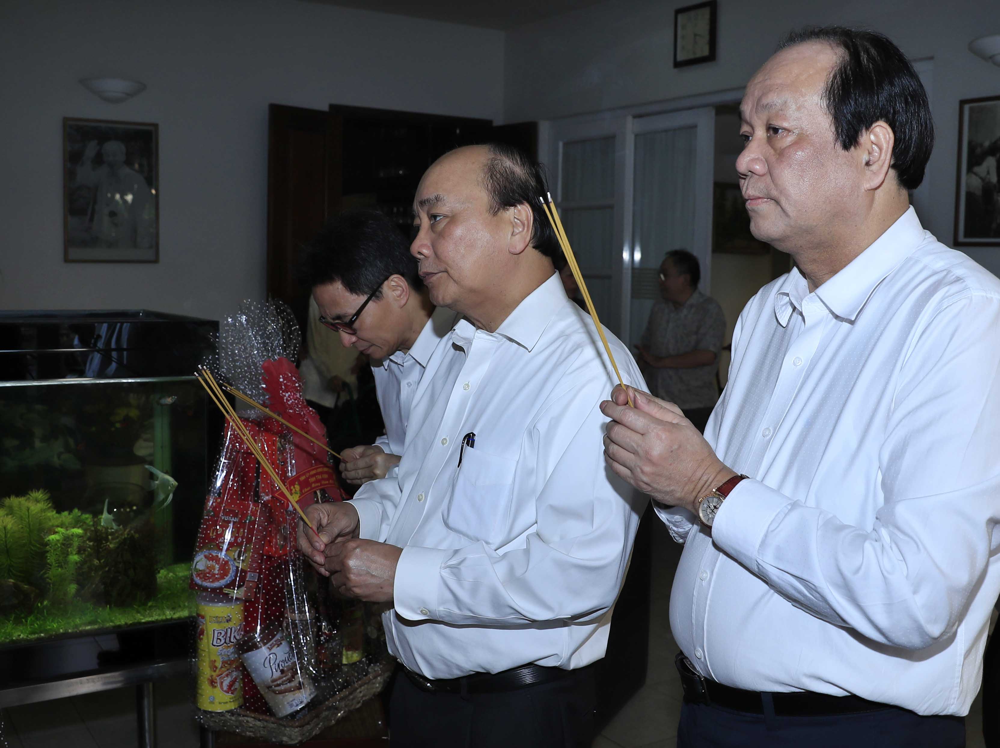 Thủ tướng Nguyễn Xuân Phúc dâng hương, tưởng nhớ các đồng chí nguyên lãnh đạo Đảng, Nhà nước