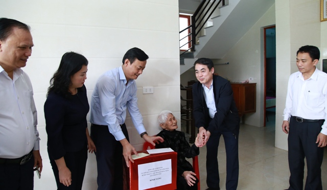 Vietcombank tặng 100 ngôi nhà nhân ái và 1 000 suất quà Tết cho người nghèo