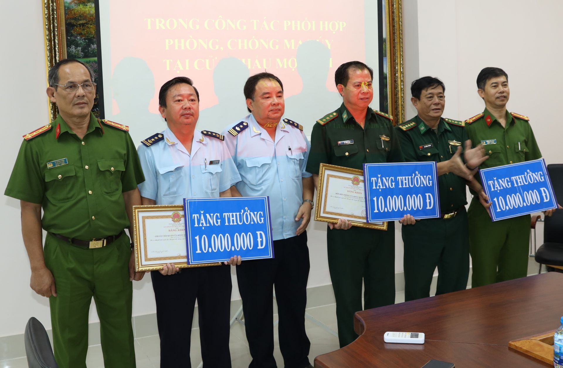 Tây Ninh Khen thưởng 3 tập thể bắt giữ vụ vận chuyển trái phép 13 kg ma túy đá