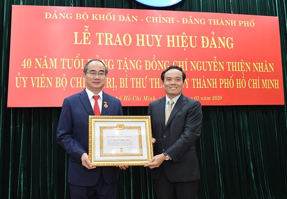 Trao Huy hiệu 40 năm tuổi Đảng cho Bí thư Thành ủy TP HCM Nguyễn Thiện Nhân