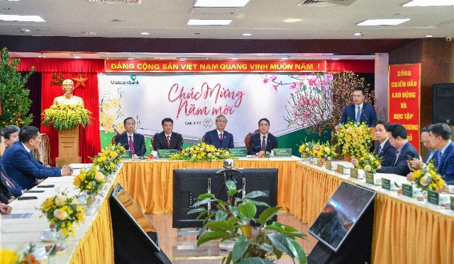 Đồng chí Trần Quốc Vượng thăm, chúc Tết Vietcombank