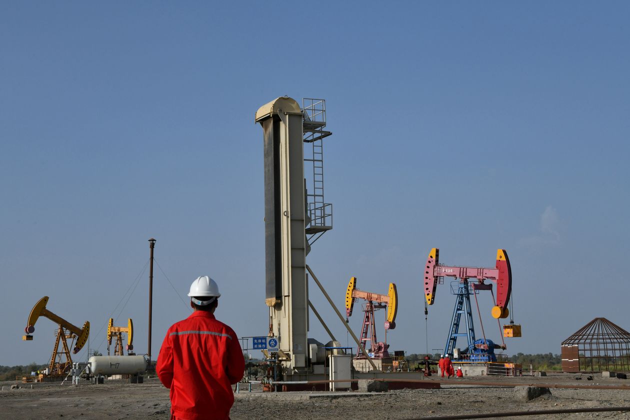 OPEC và đồng minh thảo luận về cắt giảm sản lượng dầu