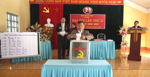Yên Bái Bí thư chi bộ đồng thời là trưởng thôn, bản, tổ dân phố
