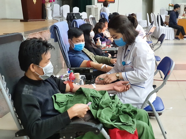 Đông đảo người dân hiến máu tình nguyện trước thực trạng khan hiếm máu đầu năm 2020