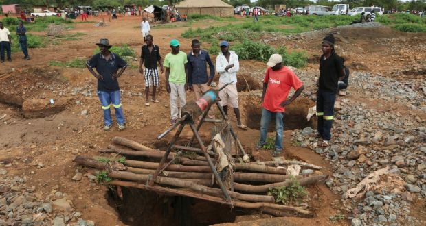 Sập mỏ vàng tại Zimbabwe 2 người chết, hàng chục người mắc kẹt