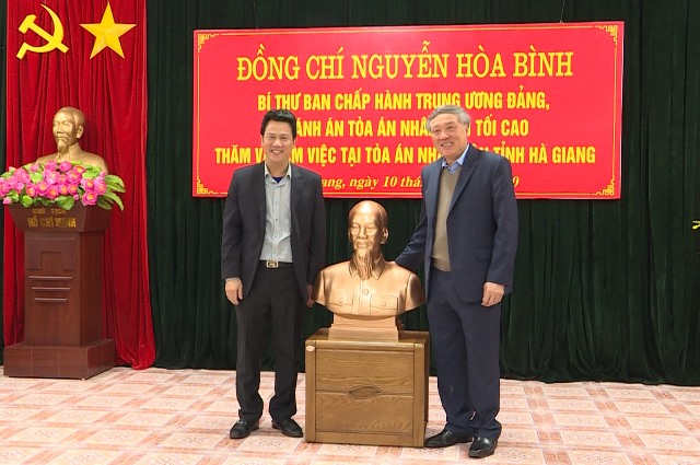 Chánh án Tòa án nhân dân Tối cao Nguyễn Hòa Bình làm việc tại tỉnh Hà Giang