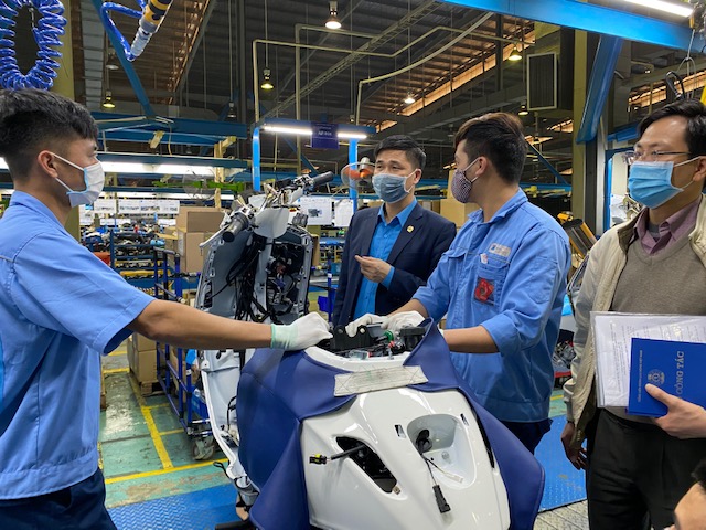 Nắm chắc diễn biến tư tưởng, động viên người lao động yên tâm sản xuất
