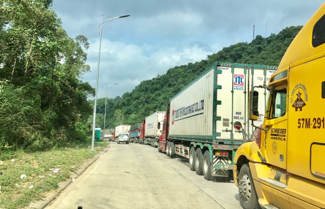 Doanh nghiệp nên hạn chế đưa hàng hóa lên biên giới