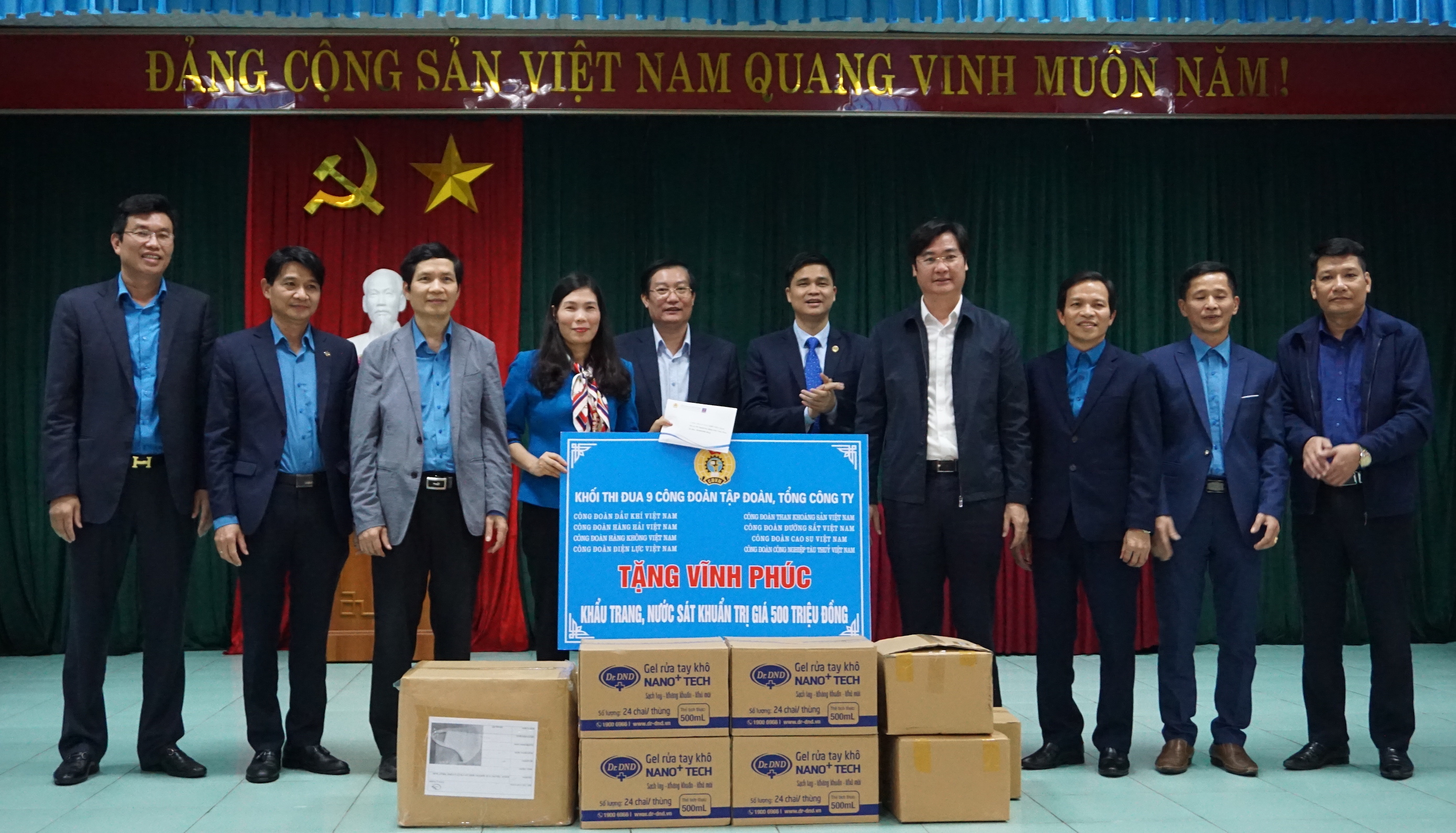 Trao tặng 500 triệu đồng hỗ trợ Vĩnh Phúc phòng, chống dịch Covid-19