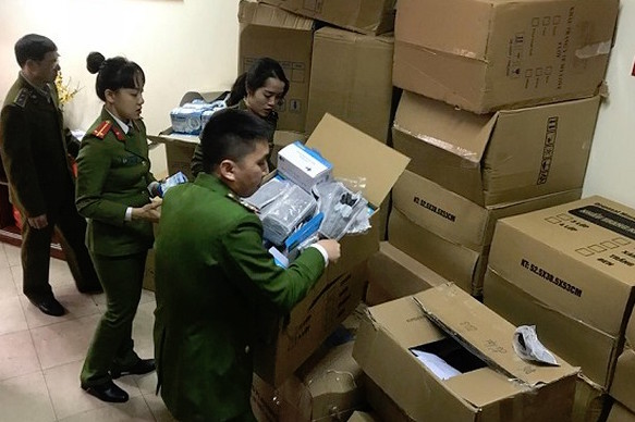Xử lý 2 vụ gom khẩu trang bán giá cao gấp 5 lần