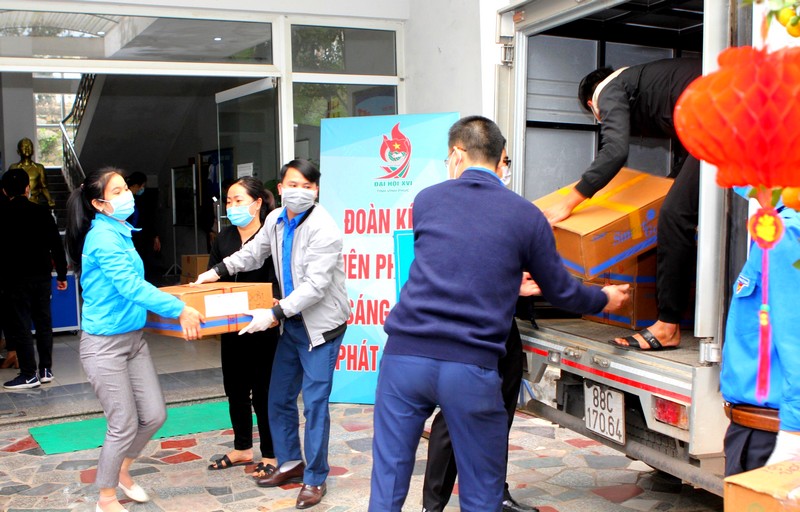 Trao tặng 10 000 khẩu trang y tế và 2 800 chai dung dịch diệt khuẩn cho tỉnh Vĩnh Phúc