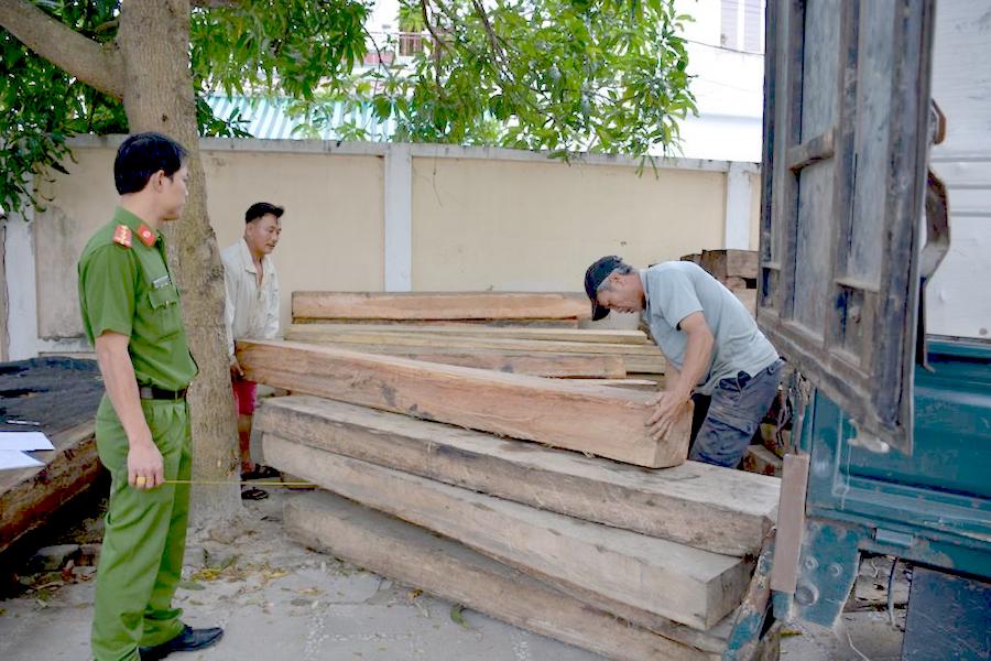 Quảng Nam Phát hiện xe tải chở gỗ lậu ngụy trang chở phế liệu