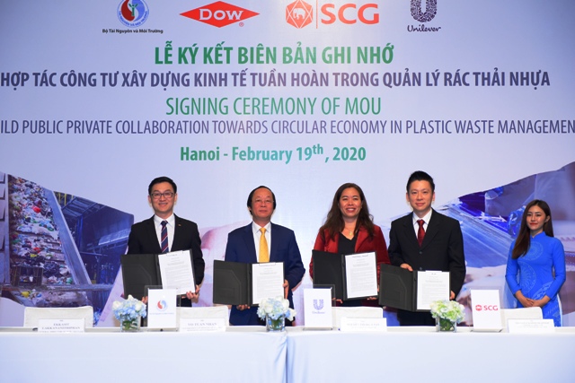 Ký Biên bản ghi nhớ về Hợp tác công tư xây dựng kinh tế tuần hoàn trong quản lý rác thải nhựa