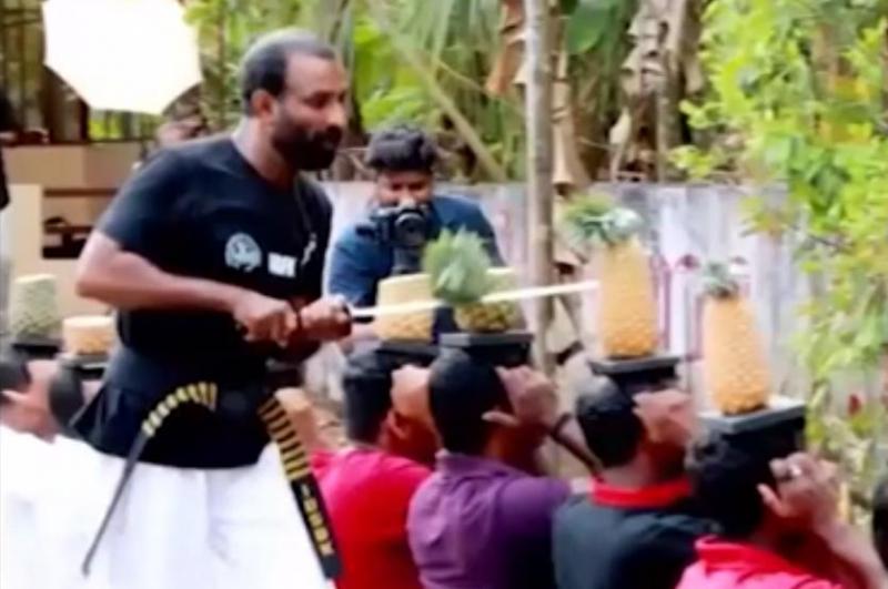 Màn chém dứa “thót tim” tại Ấn Độ