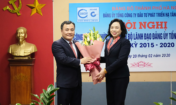 Lãnh đạo Thành phố Hà Nội trao quyết định về công tác cán bộ