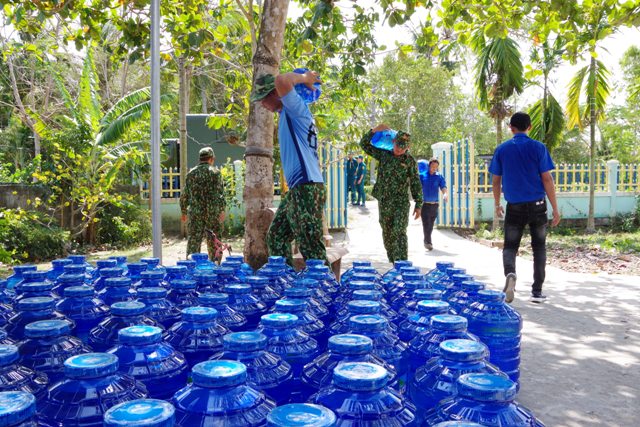 Tặng nước sạch cho gần 1000 hộ dân vùng hạn mặn