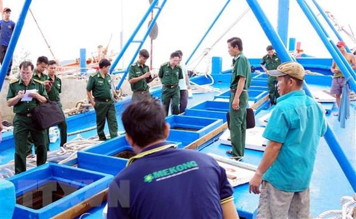 Tạm giữ tàu chở 2 600 lít dầu không rõ nguồn gốc