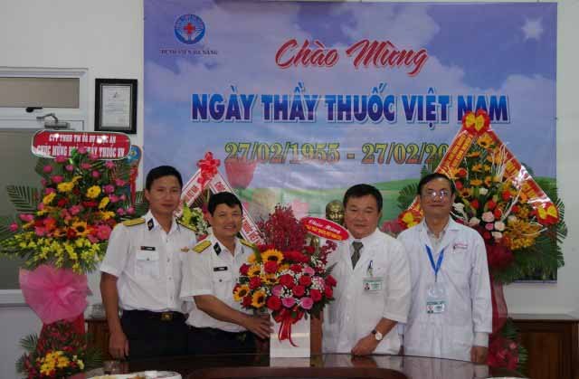 Vùng 3 Hải quân thăm, chúc mừng các đơn vị y tế trên địa bàn đóng quân